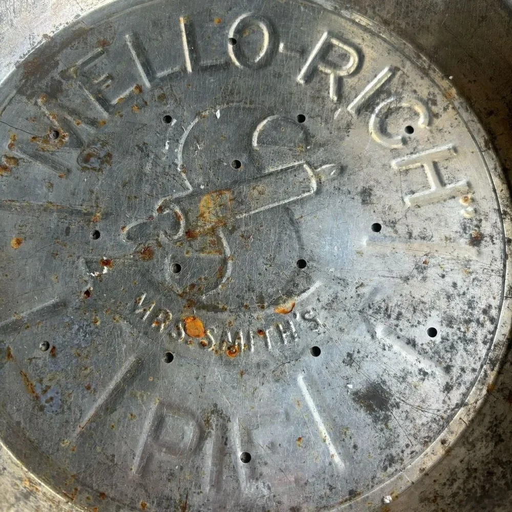2 Mrs. Smiths Mello-Rich Metal Baking Tin Pans